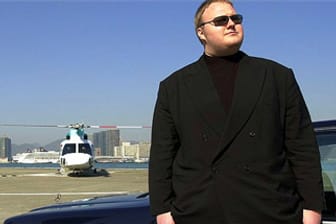 Mein Hubschrauber, meine Limousine, mein Anzug - alles Mega: Kim Schmitz im Jahre 1999.