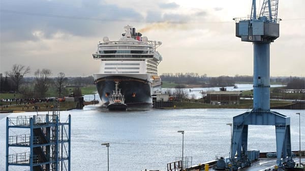 Enges Manöver: Die Disney Fantasy passiert die Werftschleuse