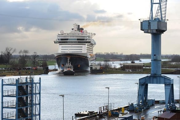 Enges Manöver: Die Disney Fantasy passiert die Werftschleuse