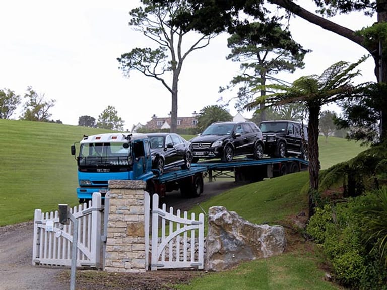 Bei der Razzia wurden verschiedene Luxus-Autos von der neuseeländischen Polizei sichergestellt und auf einem Transporter abtransportiert.