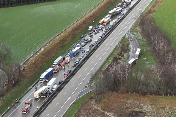 Bei einem Massenunfall krachen auf der A1 bei der Ausfahrt Cloppenburg rund 25 Autos und Lastwagen ineinander.