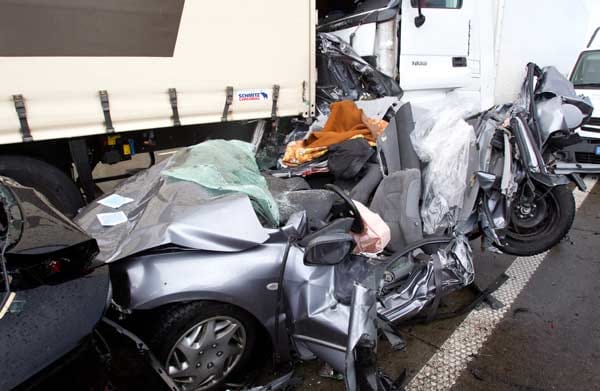 Von machen in den Unfall verwickelten Fahrzeugen bleibt nur ein Blechhaufen übrig.