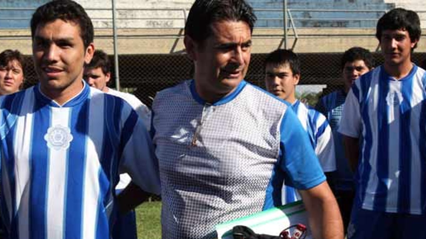 Salvador Cabanas (li.) kann nach dem Kopfschuss wieder lachen und freut sich auf sein Comeback.