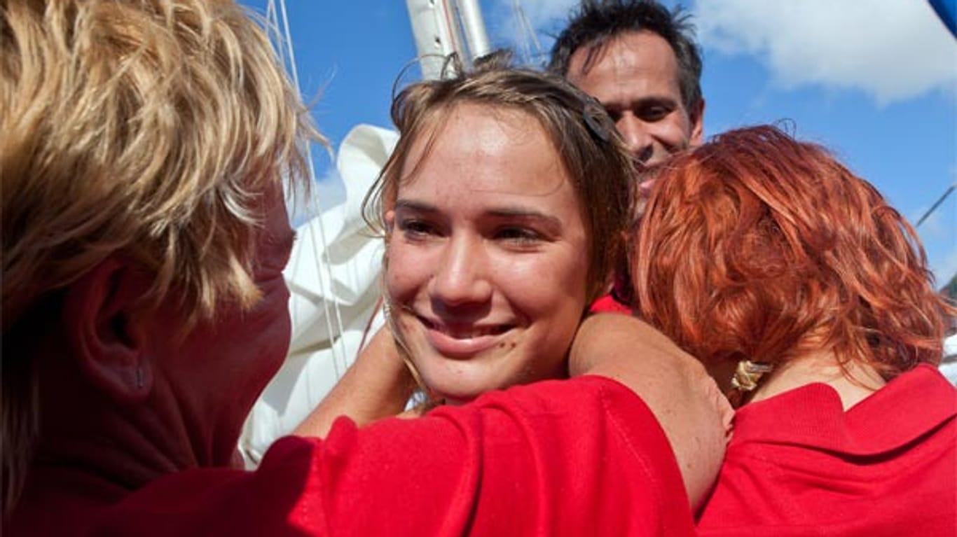 Nach der Rekord-Weltumseglung ist Laura Dekker glücklich vereint mit ihrer Familie