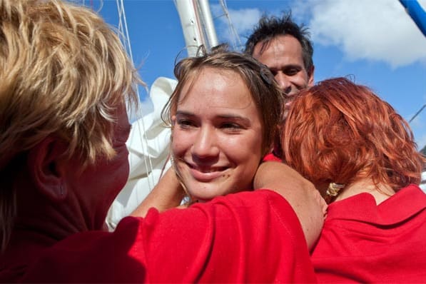 Nach der Rekord-Weltumseglung ist Laura Dekker glücklich vereint mit ihrer Familie