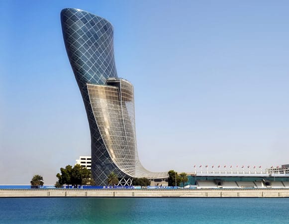 Das "Hyatt Capital Gate Abu Dhabi" erstreckt sich über die oberen 16 Stockwerke des spektakulären "Capital Gate Towers".