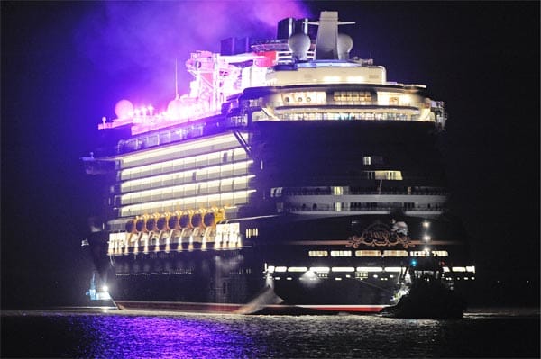In der Nacht zum 21. Januar erreichte die Disney Fantasy das niederländische Eemshaven und schloss so die Emsüberführung erfolgreich ab.