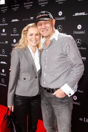 Sogar die Sportprominenz zeigt sich modisch interessiert. Boxer Axel Schulz kam mit Ehefrau Patricia.