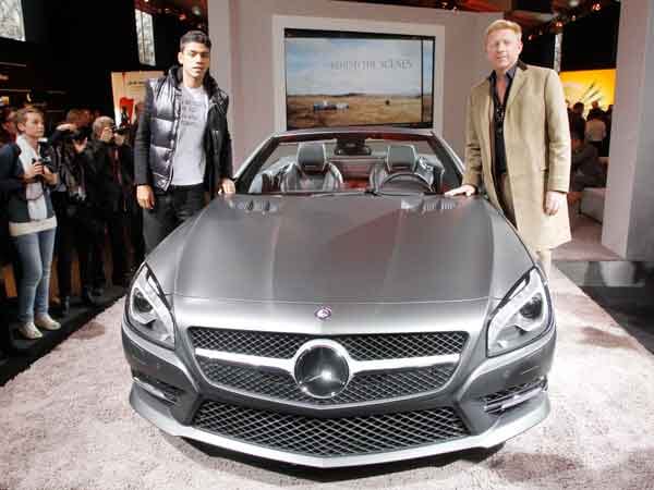 Die liebste Kulisse der Promis: Der nagelneue Mercedes SL Roadster. Den ließen sich auch Boris Becker und Sohn Noah nicht entgehen.