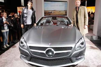 Die liebste Kulisse der Promis: Der nagelneue Mercedes SL Roadster. Den ließen sich auch Boris Becker und Sohn Noah nicht entgehen.