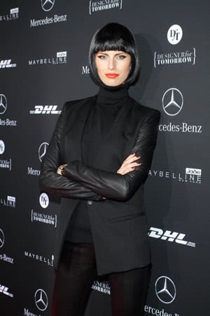 Model Karolina Kurkova kam ganz in Schwarz gekleidet.