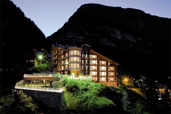 Die The Omnia Mountain Lodge soll nach Angaben der Betreiber das handwerkliche Können des Wallis mit moderner Ästhetik verbinden.