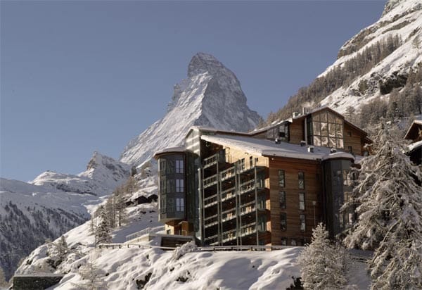Mit The Omnia Mountain Lodge bringt der New Yorker Architekt Ali Tayar das ursprünglich amerikanische Lodge-Konzept in die Schweizer Alpen.
