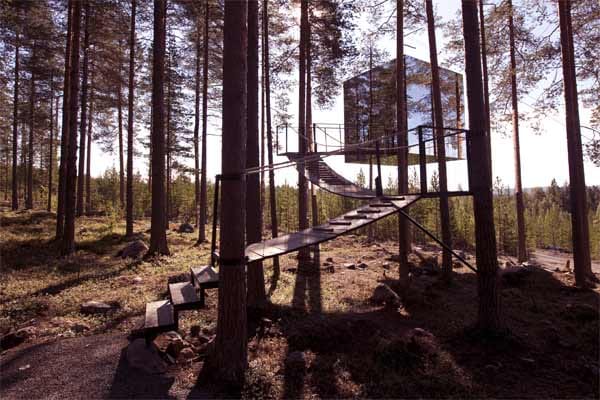 Das schwedische Treehotel bietet mehrere Zimmer mit außergewöhnlcihem Design und Motiven, wie etwa den verspiegelten Mirror Cube.