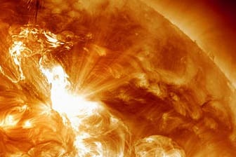 Ein Sonnensturm schleudert hochenergetisches Plasma in Richtung Erde