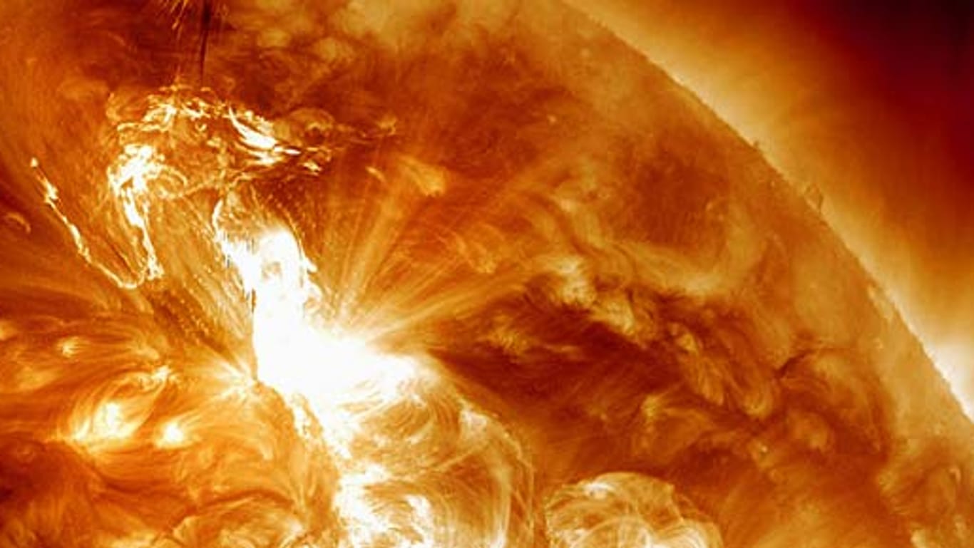 Ein Sonnensturm schleudert hochenergetisches Plasma in Richtung Erde