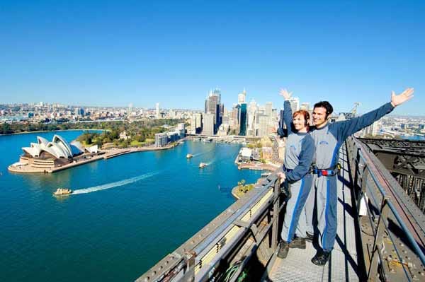 Wer auf der Sydney Harbour Bridge steht, hat eine wundervolle Aussicht.