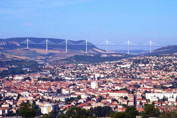 In nur drei Jahren war sie fertig: die Autobahnbrücke mit den höchsten Pfeilern weltweit, die Grande Viaduc de Millau in Frankreich.