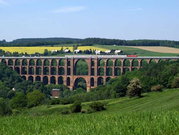 Sie ist wohl das gigantischste Bauwerk aus der Frühzeit des deutschen Eisenbahnwesens: die Ziegelsteinbrücke über den Fluss Göltzsch auf der Bahnstrecke Leipzig-Nürnberg.