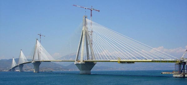 Die Harilaos-Trikoupis-Brücke in Griechenland.