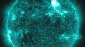 Im Rhythmus von rund zehn Jahren brechen auf der Sonne gewaltige Plasmastürme aus. Das kolorierte Bild vom Solar Dynamics Observatorium der NASA zeigt Explosionen auf der Oberfläche der Sonne.