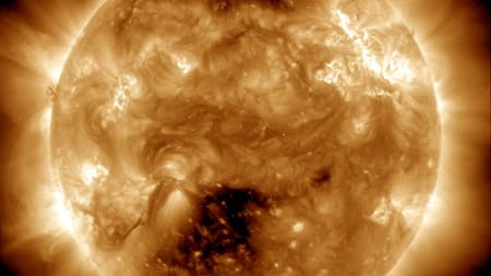 Hochenergetisches Plasma wird dabei auch in Richtung Erde geschleudert.