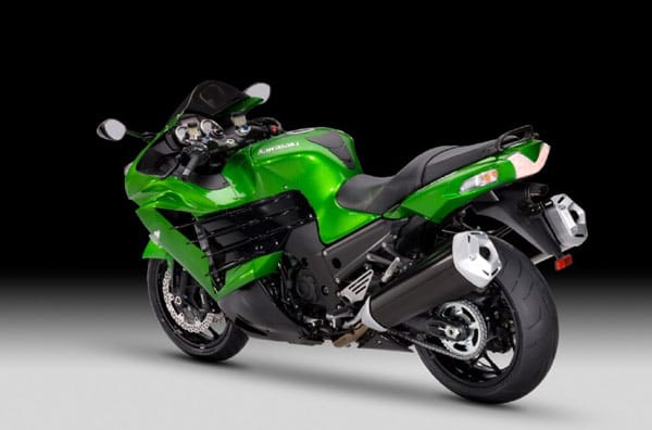 Bei den Superbikes hat die Kawasaki ZZR1400 ein Update erhalten. Jetzt treiben 200 Pferdestärken statt 193 das Motorrad an. Mit dem speziellen Motoransaugsystem Ram-Air sollen sogar 210 Pferdestärken möglich sein.