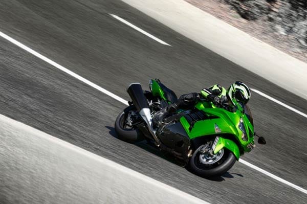 Kawasaki bewirbt sein Prunkstück als "Serienmotorrad mit der weltweit besten Beschleunigung" und bezeichnet die ZZR 1400 als Sporttourer. Eine entspannte Sitzposition soll auch zu längeren Fahrten anregen.