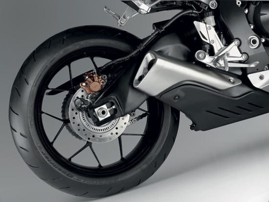 Erstmals zum Einsatz in einem Serienmotorrad kommt bei der "Fireblade" der neue Hinterradstoßdämpfer, basierend auf einem Doppelrohr-Konzept.