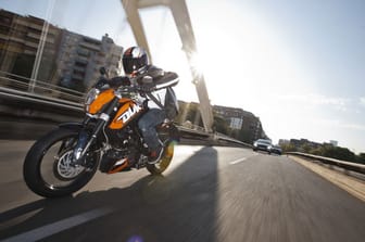 Nach der 125 Duke im vergangenen Jahr bringt KTM die 200 Duke. Das Funbike besitzt 26 Pferdestärken.