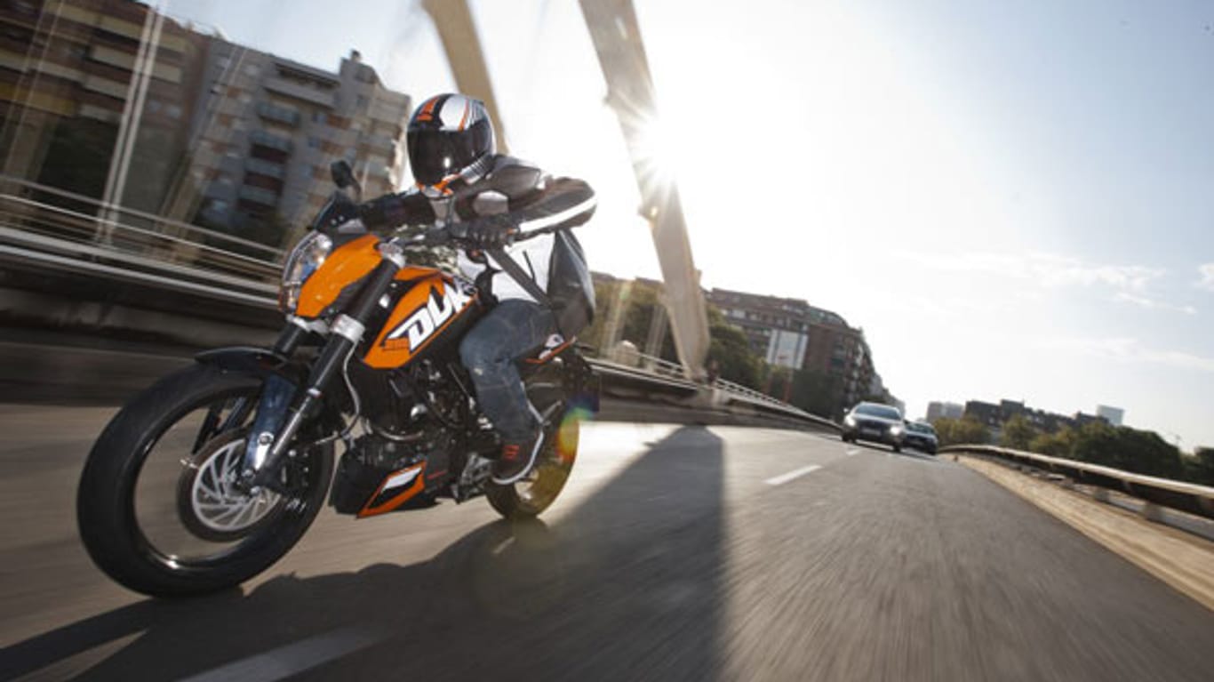 Nach der 125 Duke im vergangenen Jahr bringt KTM die 200 Duke. Das Funbike besitzt 26 Pferdestärken.