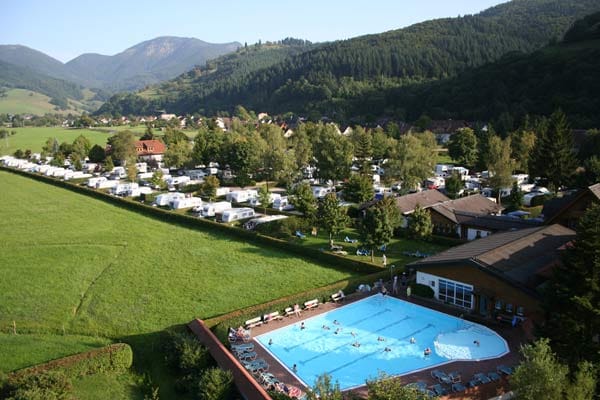 Lust auf eine kühle Erfrischung? Kein Problem zum Gelände von Feriencamping Münstertal gehört auch ein Schwimmbad.