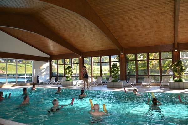 Aqua-Fitness auf dem Campingplatz - das hat nicht jeder! Die Anlage in Münstertal bietet sogar Krankengymnastik und allerlei Massagen an.