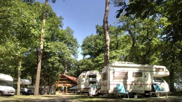 In Potsdam lockt dieses Kleinod: Der Campingplatz Sanssouci mitten im Grünen