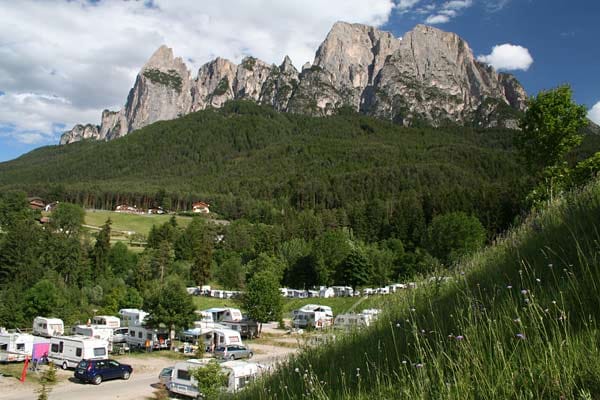 Die tolle Kulisse ist gratis! Blick auf den Campingplatz Seiser Alm in Völs/Südtirol.