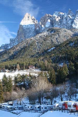Auch im Winter ist der Platz einen Besuch wert. Die Seiser Alm gehört zu den schneesichersten Regionen in Südtirol.