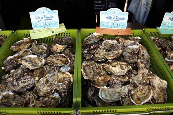 Verkauf von Austern von den Bänken vor der Insel; 12 Stück ab 3,50 Euro.