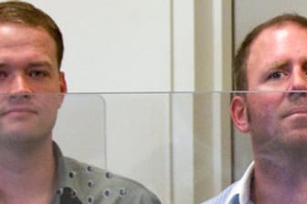 Die Megaupload-Mitarbeiter Bram van Kolk (r.) und Finn Batato dürfen gegen Kaution auf freien Fuß.