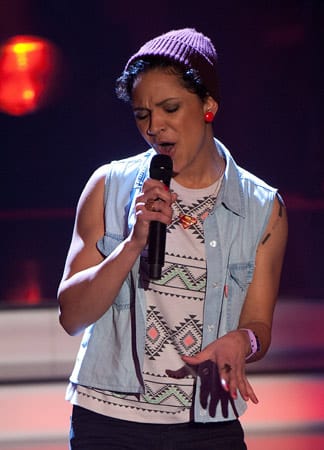 Shelly Phillips rockte die Kölner Bühne mit einer rotzigen Interpretation von "Fuck You" von Cee Lo Green. Nach ihrem Auftritt wurde sie auf Platz eins der Blitztabelle katapultiert.