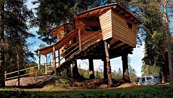 Auch dieses Baumhaus gehört zum Caravan Park Sexten. Besonders für Kinder ist das weitläufige Gelände ein Paradies.