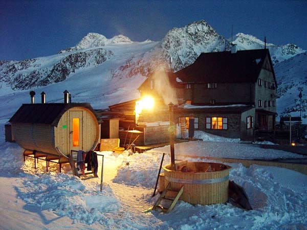 Schutzhütte "Schöne Aussicht" in Schnalstal/Südtirol: Im Ewigen Eis, auf 2845 Metern, liegt die höchste Freiluft-Sauna Europas.