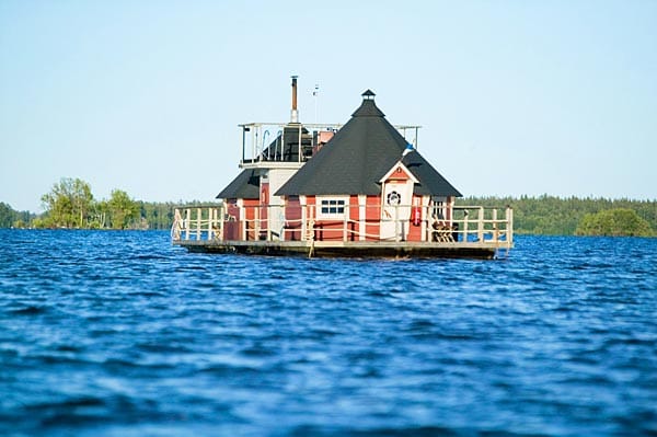 Saunaschiff M/S Gloskär auf dem Larsmosee/Finnland: Wie aus einer anderen Welt wirkt das kleine schwimmende Hexenhäuschen.
