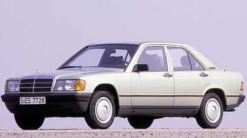 Mercedes stellte 1982 den 190 vor. Der "Baby-Benz" ist damit Kandidat für ein H-Kennzeichen. Bis 1993 hatte Mercedes 1.879.629 Exemplare des 190 in insgesamt 20 Motorvarianten gebaut.