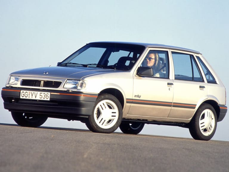 Opel brachte 1982 mit dem Corsa die adäquate Antwort auf den VW Polo auf die Straße. Der 3,6 Meter kurze Winzling entstand in Spanien im Werk Saragossa. Die Motorvarianten der ersten Tranche spannten das Leistungsangebot von 45 PS bis 70 PS.