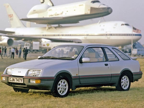 Der auf dem Pariser Salon am 30 September 1982 vorgestellte Ford Sierra aus Köln stellte für die Marke ein revolutionärer Schritt dar. Die 4,4 Meter lange Mittelklasse setzte auf ein Schrägheck, eine aerodynamisch optimierte Karosserie mit einem vor 30 Jahren bemerkenswerten cW-Wert von 0,34.