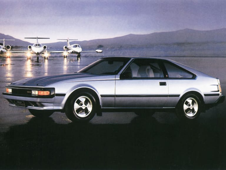 1982 präsentierte Toyota den Celica-Supra. Das reichhaltig ausgestattete Coupé bot eine klare Linie und einen 170 PS starken Reihensechszylinder-Motor.