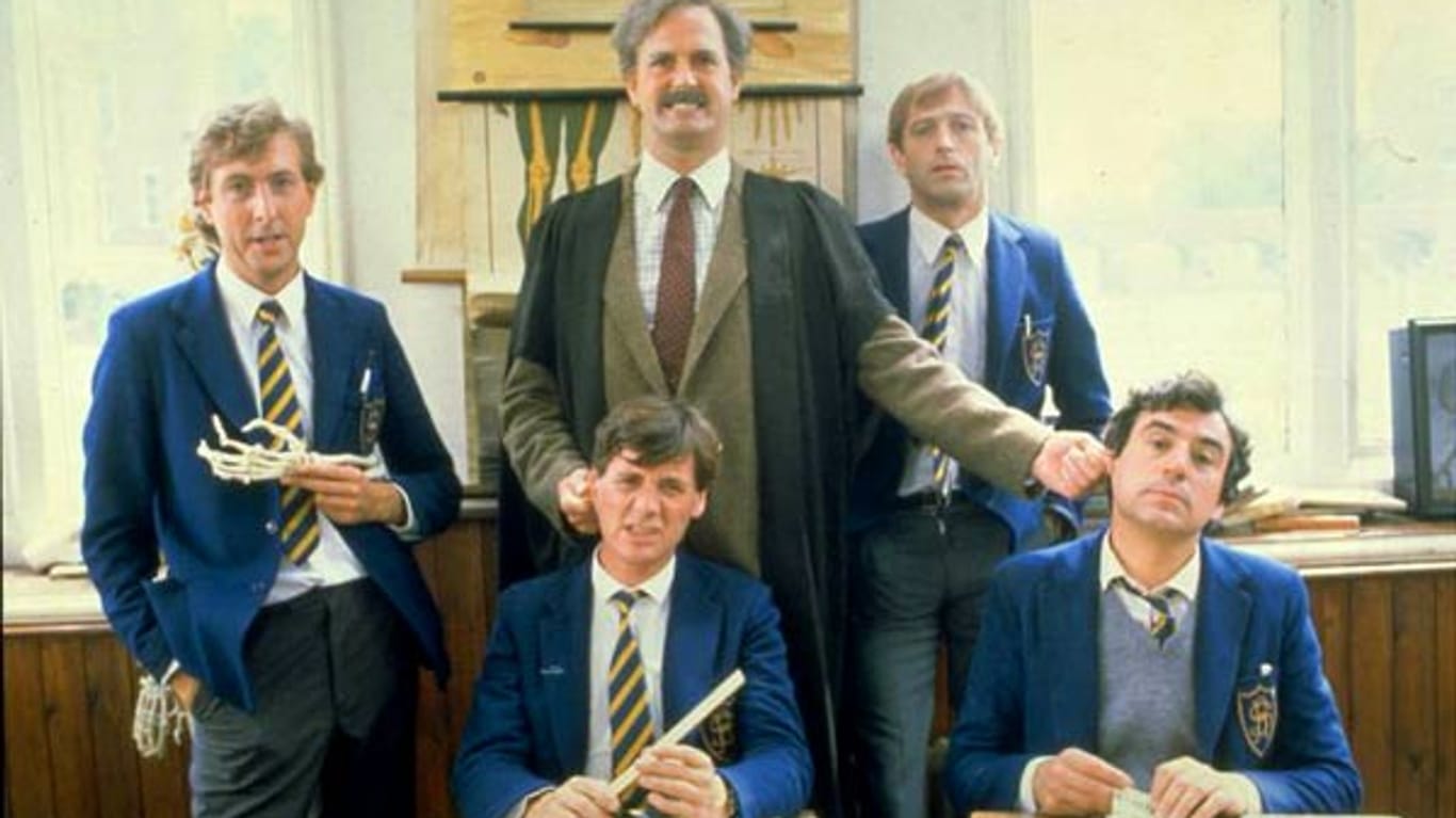 Monty Python im Film "Der Sinn des Lebens" von 1983 (v.l.): Eric Idle, John Cleese, Graham Chapman (gest. 1989) sowie Michael Palin und Terry Jones (sitzend)