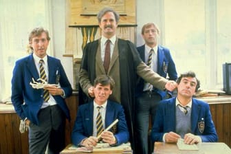 Monty Python im Film "Der Sinn des Lebens" von 1983 (v.l.): Eric Idle, John Cleese, Graham Chapman (gest. 1989) sowie Michael Palin und Terry Jones (sitzend)