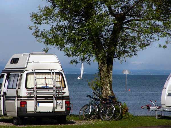 Der Campingplatz am Bodensee-Ufer wurde 1999 grunderneuert. Ein Naturstrand erstreckt sich über die gesamte Breite der Anlage.