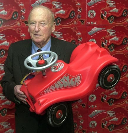 Ernst A. Bettag, Vater des Bobby-Cars, beim 30. Geburtstag seiner Erfindung.